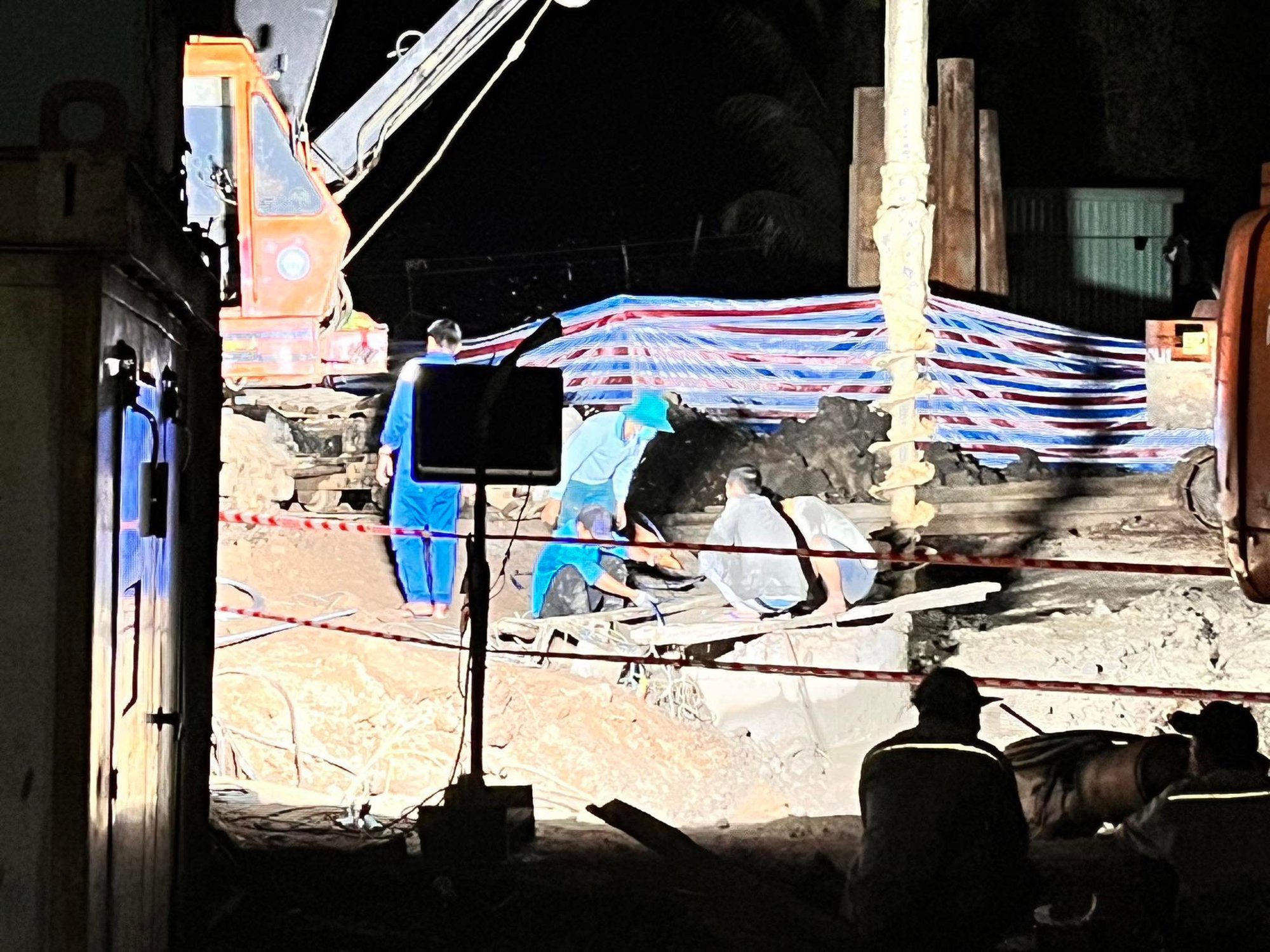 Tiếp tục nỗ lực xuyên đêm giải cứu bé trai lọt xuống trụ bê tông - Ảnh 2. Tiếp tục nỗ lực xuyên đêm giải cứu bé trai lọt xuống trụ bê tông - Ảnh 2.