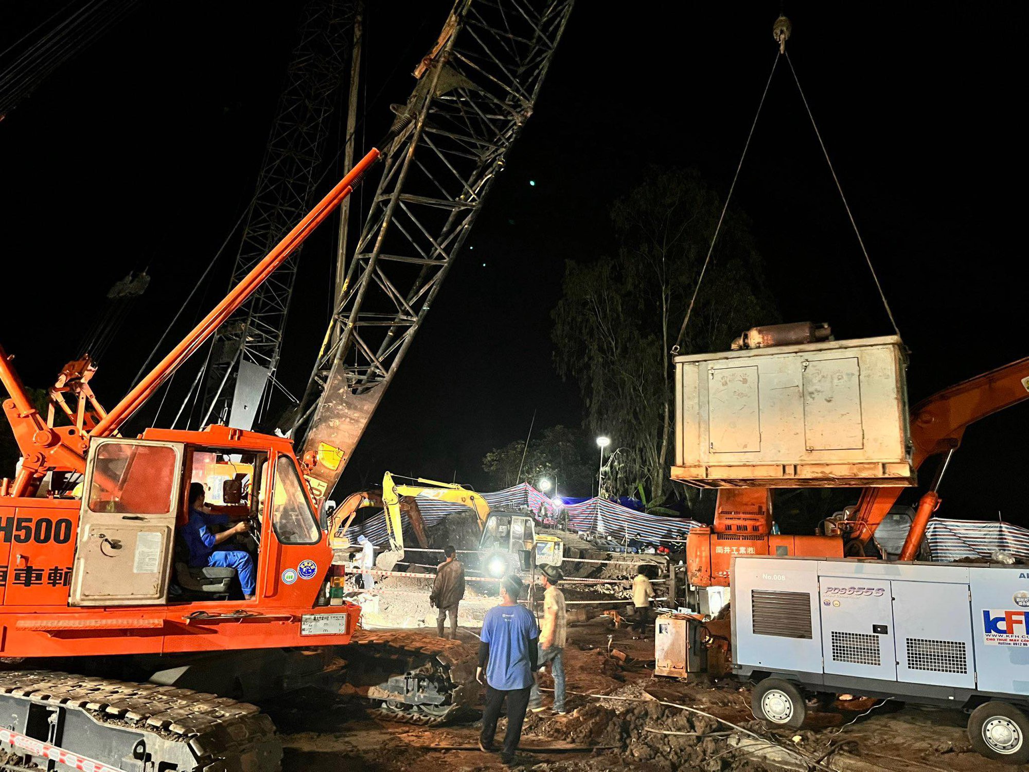 Tiếp tục nỗ lực xuyên đêm giải cứu bé trai lọt xuống trụ bê tông - Ảnh 1. Tiếp tục nỗ lực xuyên đêm giải cứu bé trai lọt xuống trụ bê tông - Ảnh 1.