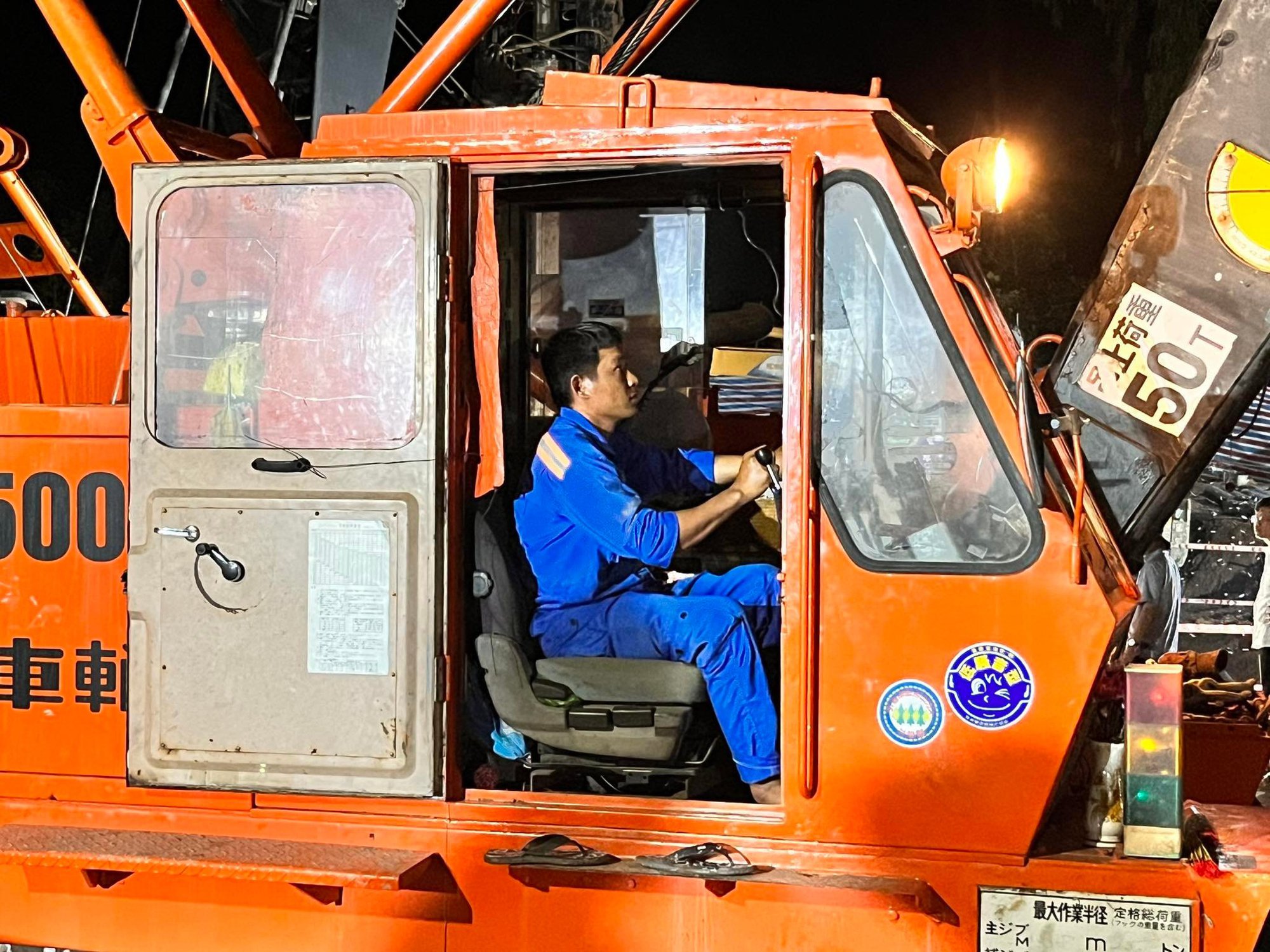 Tiếp tục nỗ lực xuyên đêm giải cứu bé trai lọt xuống trụ bê tông - Ảnh 5. Tiếp tục nỗ lực xuyên đêm giải cứu bé trai lọt xuống trụ bê tông - Ảnh 5.