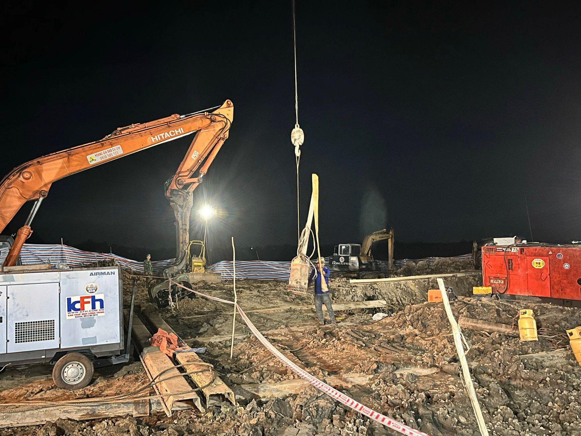 Tiếp tục nỗ lực xuyên đêm giải cứu bé trai lọt xuống trụ bê tông - Ảnh 4. Tiếp tục nỗ lực xuyên đêm giải cứu bé trai lọt xuống trụ bê tông - Ảnh 4.