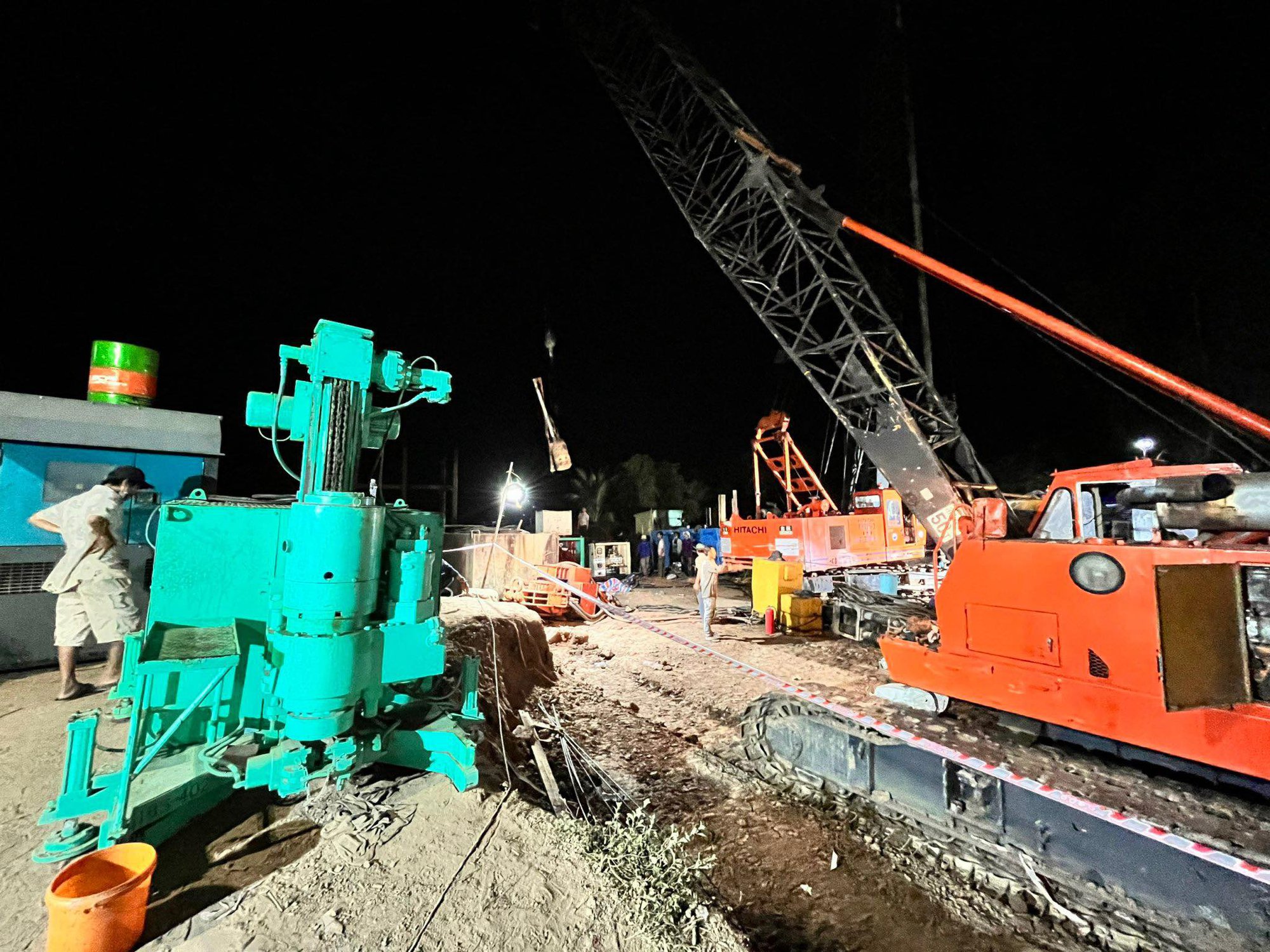 Tiếp tục nỗ lực xuyên đêm giải cứu bé trai lọt xuống trụ bê tông - Ảnh 3. Tiếp tục nỗ lực xuyên đêm giải cứu bé trai lọt xuống trụ bê tông - Ảnh 3.