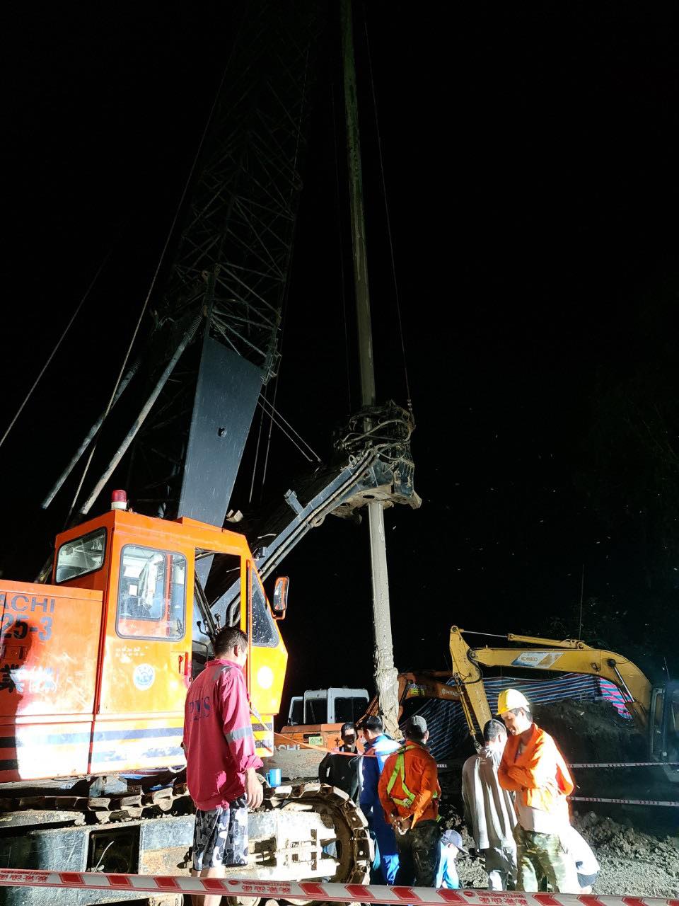 Tiếp tục nỗ lực xuyên đêm giải cứu bé trai lọt xuống trụ bê tông - Ảnh 6. Tiếp tục nỗ lực xuyên đêm giải cứu bé trai lọt xuống trụ bê tông - Ảnh 6.