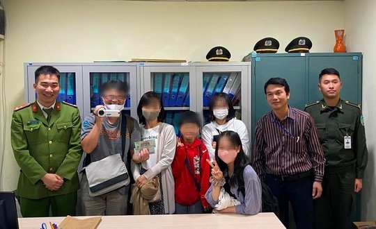 Gia đình người Nhật Bản vui vẻ nhận lại tiền bị tài xế taxi chặt chém tại Nội Bài - Ảnh 2.