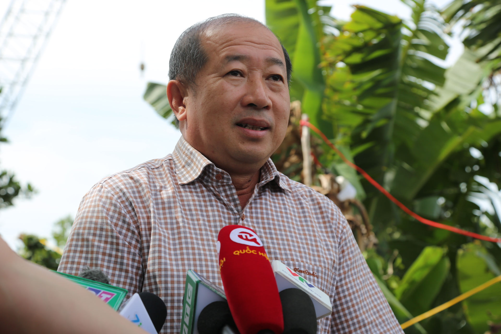 Lãnh đạo tỉnh Đồng Tháp lý giải nguyên nhân kéo dài thời gian cứu bé trai, hi vọng đến chiều 4/1 sẽ đưa trụ bê tông lên trên - Ảnh 2. Lãnh đạo tỉnh Đồng Tháp lý giải nguyên nhân kéo dài thời gian cứu bé trai, hi vọng đến chiều 4/1 sẽ đưa trụ bê tông lên trên - Ảnh 2.