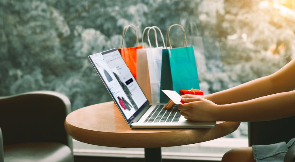 Người Mỹ chi kỷ lục 212 tỷ USD để mua sắm online trong dịp lễ cuối năm - Ảnh 1.
