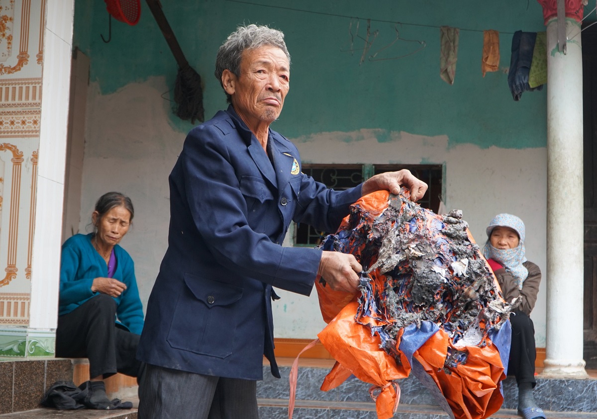 Kỳ lạ: Một gia đình ở Thanh Hóa phải di tản vì đồ đạc liên tục bốc cháy - Ảnh 1.