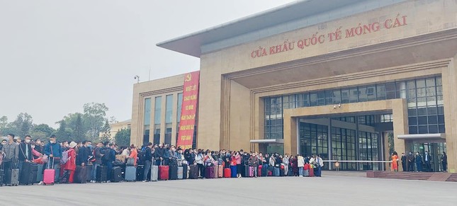 Hàng trăm người xếp hàng chờ xuất cảnh sang Trung Quốc ở cửa khẩu Móng Cái - Ảnh 2.