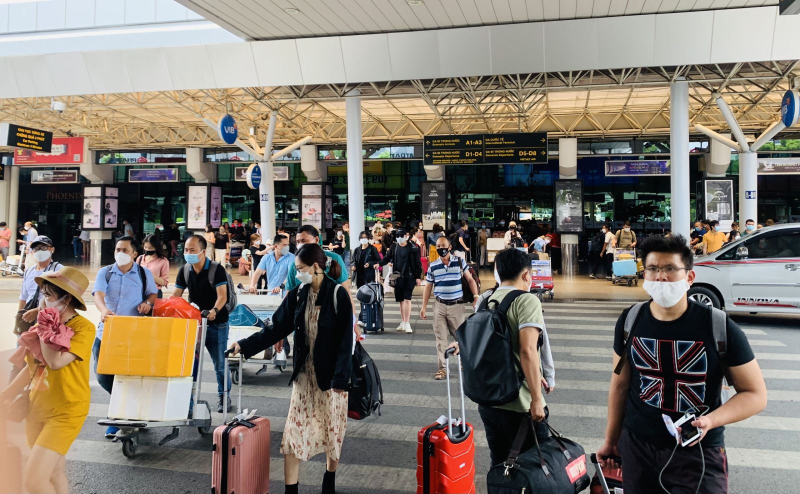 Sân bay Tân Sơn Nhất đón lượng khách quốc tế đông nhất từ sau dịch COVID-19 - Ảnh 1.