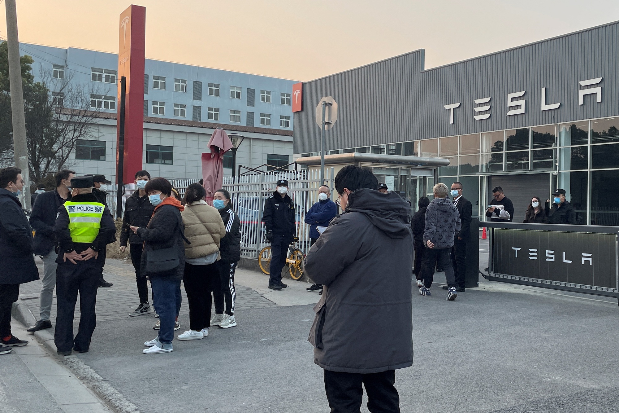 Đám đông bất bình tụ tập tại cửa hàng xe Tesla ở nhiều thành phố Trung Quốc - Ảnh 2.