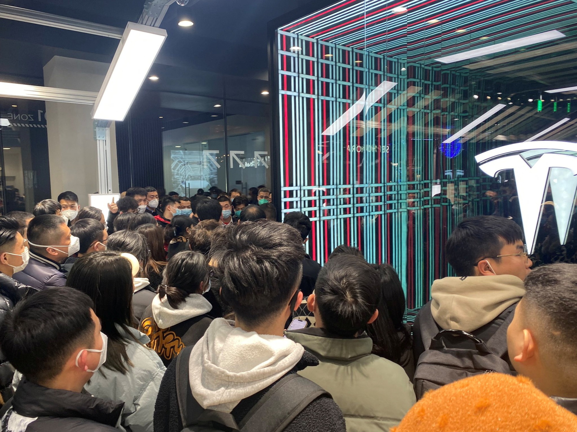 Đám đông bất bình tụ tập tại cửa hàng xe Tesla ở nhiều thành phố Trung Quốc - Ảnh 1.
