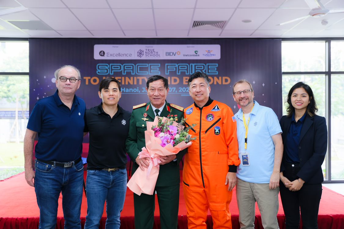 Học sinh gửi thông điệp lên trạm vũ trụ quốc tế ISS và nghe bác Phạm Tuân - người Việt Nam đầu tiên bay vào vũ trụ “kể chuyện”  - Ảnh 3.