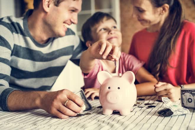 Con hỏi: "Bố ơi, nhà mình nghèo lắm ạ?" Cách người bố trả lời vừa hóa giải thắc mắc của con, vừa giúp con hiểu hơn về đồng tiền - Ảnh 1. Con hỏi: "Bố ơi, nhà mình nghèo lắm ạ?" Cách người bố trả lời vừa hóa giải thắc mắc của con, vừa giúp con hiểu hơn về đồng tiền - Ảnh 1.