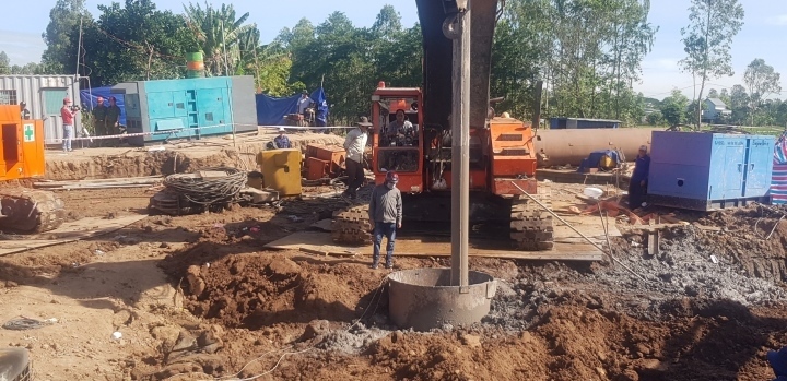 Hơn 1 tuần bé trai rơi xuống trụ bê tông: Công tác cứu nạn hiện ra sao? - Ảnh 1. Hơn 1 tuần bé trai rơi xuống trụ bê tông: Công tác cứu nạn hiện ra sao? - Ảnh 1.