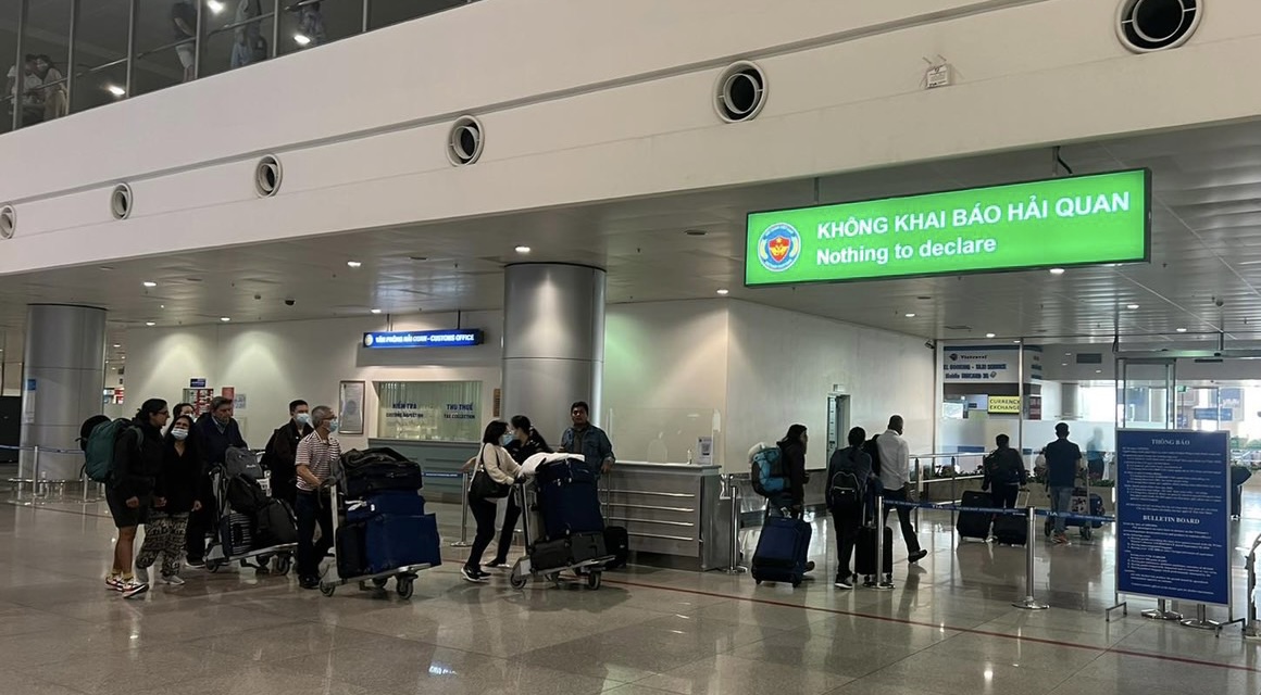 Hải quan sân bay Tân Sơn Nhất lên tiếng về vụ tố vòi tiền khi nhập cảnh - Ảnh 1.