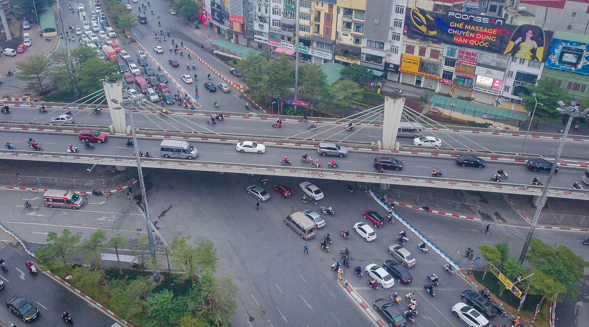 Hình ảnh giao thông tại điểm nóng Ngã Tư Sở  trong ngày đầu phân luồng - Ảnh 1.