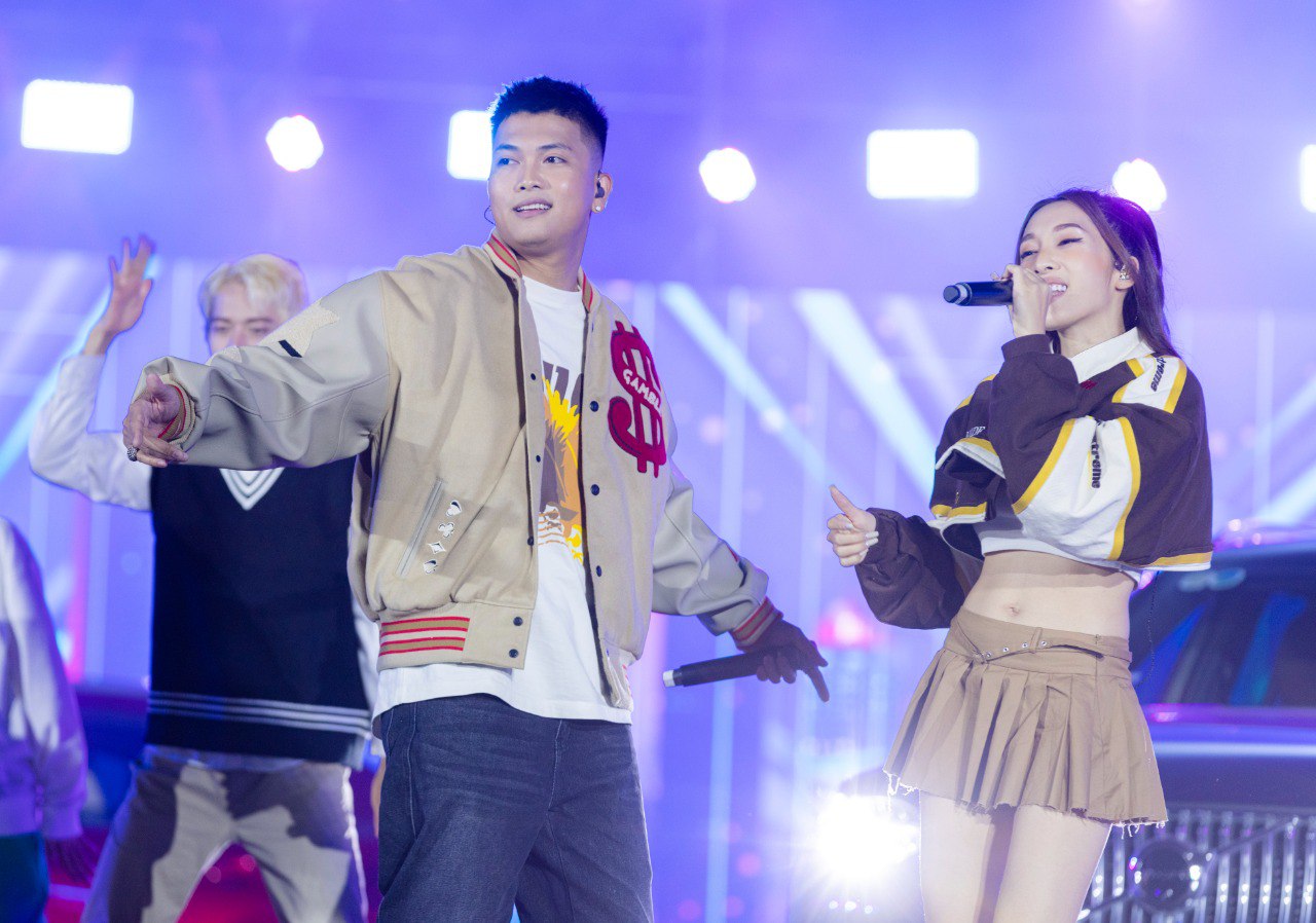 SOOBIN trình diễn cực cháy với dàn siêu xe, BigDaddy - Emily cùng OPlus khuấy đảo đêm gala Car Choice Awards 2022 - Ảnh 2. SOOBIN trình diễn cực cháy với dàn siêu xe, BigDaddy - Emily cùng OPlus khuấy đảo đêm gala Car Choice Awards 2022 - Ảnh 2.
