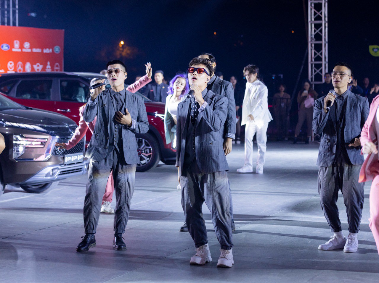 SOOBIN trình diễn cực cháy với dàn siêu xe, BigDaddy - Emily cùng OPlus khuấy đảo đêm gala Car Choice Awards 2022 - Ảnh 6. SOOBIN trình diễn cực cháy với dàn siêu xe, BigDaddy - Emily cùng OPlus khuấy đảo đêm gala Car Choice Awards 2022 - Ảnh 6.