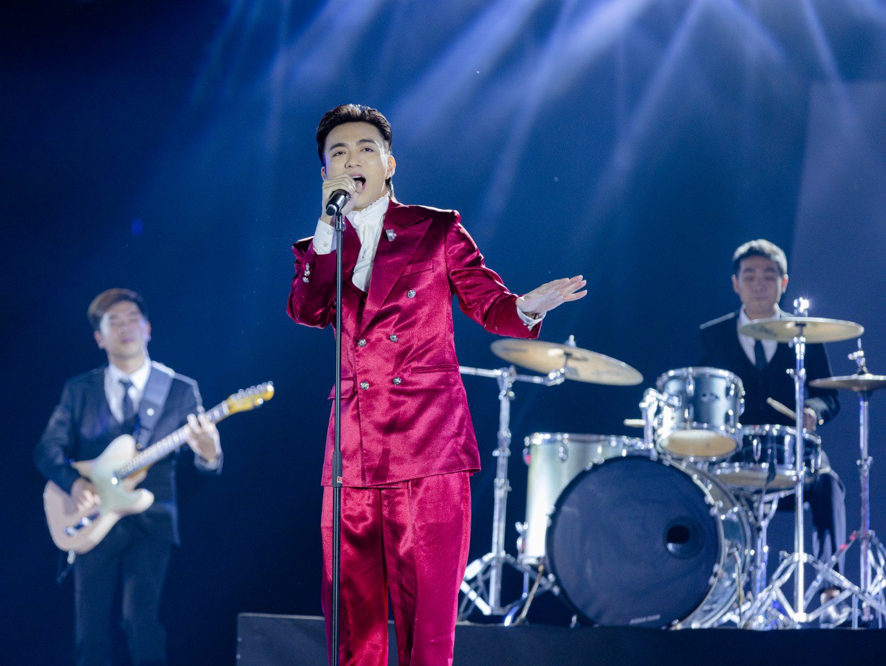 SOOBIN trình diễn cực cháy với dàn siêu xe, BigDaddy - Emily cùng OPlus khuấy đảo đêm gala Car Choice Awards 2022 - Ảnh 8. SOOBIN trình diễn cực cháy với dàn siêu xe, BigDaddy - Emily cùng OPlus khuấy đảo đêm gala Car Choice Awards 2022 - Ảnh 8.
