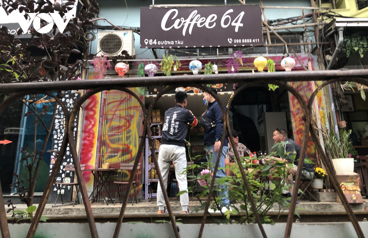 &quot;Cà phê đường tàu&quot; ở Hà Nội vẫn mở cửa đón khách Tây bất chấp có chốt trực - Ảnh 9.