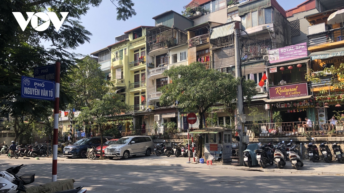 &quot;Cà phê đường tàu&quot; ở Hà Nội vẫn mở cửa đón khách Tây bất chấp có chốt trực - Ảnh 6.