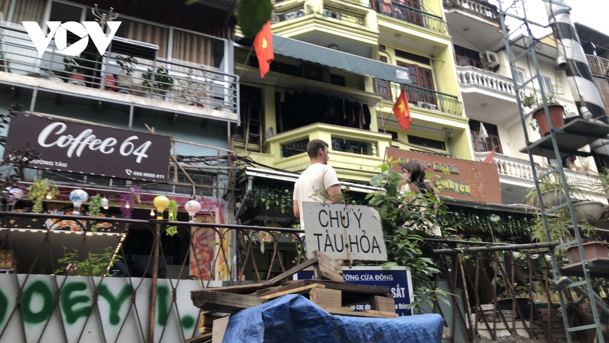 &quot;Cà phê đường tàu&quot; ở Hà Nội vẫn mở cửa đón khách Tây bất chấp có chốt trực - Ảnh 7.