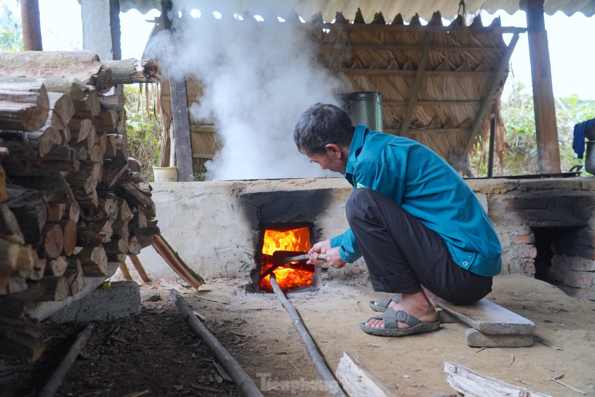 Cả làng đỏ lửa nấu mật ngày đêm vẫn 'cháy hàng' dịp Tết - Ảnh 1.