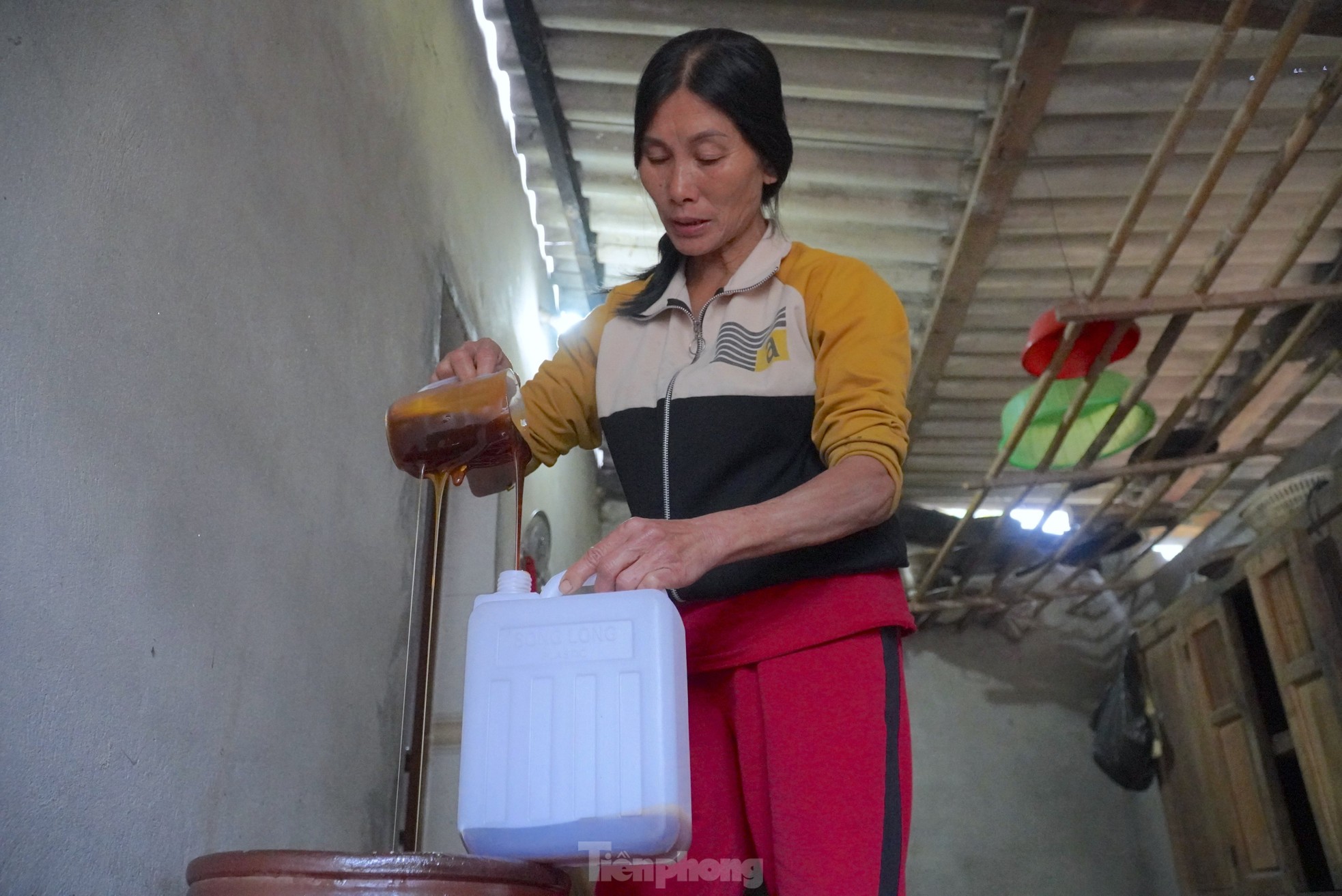Cả làng đỏ lửa nấu mật ngày đêm vẫn 'cháy hàng' dịp Tết - Ảnh 12.