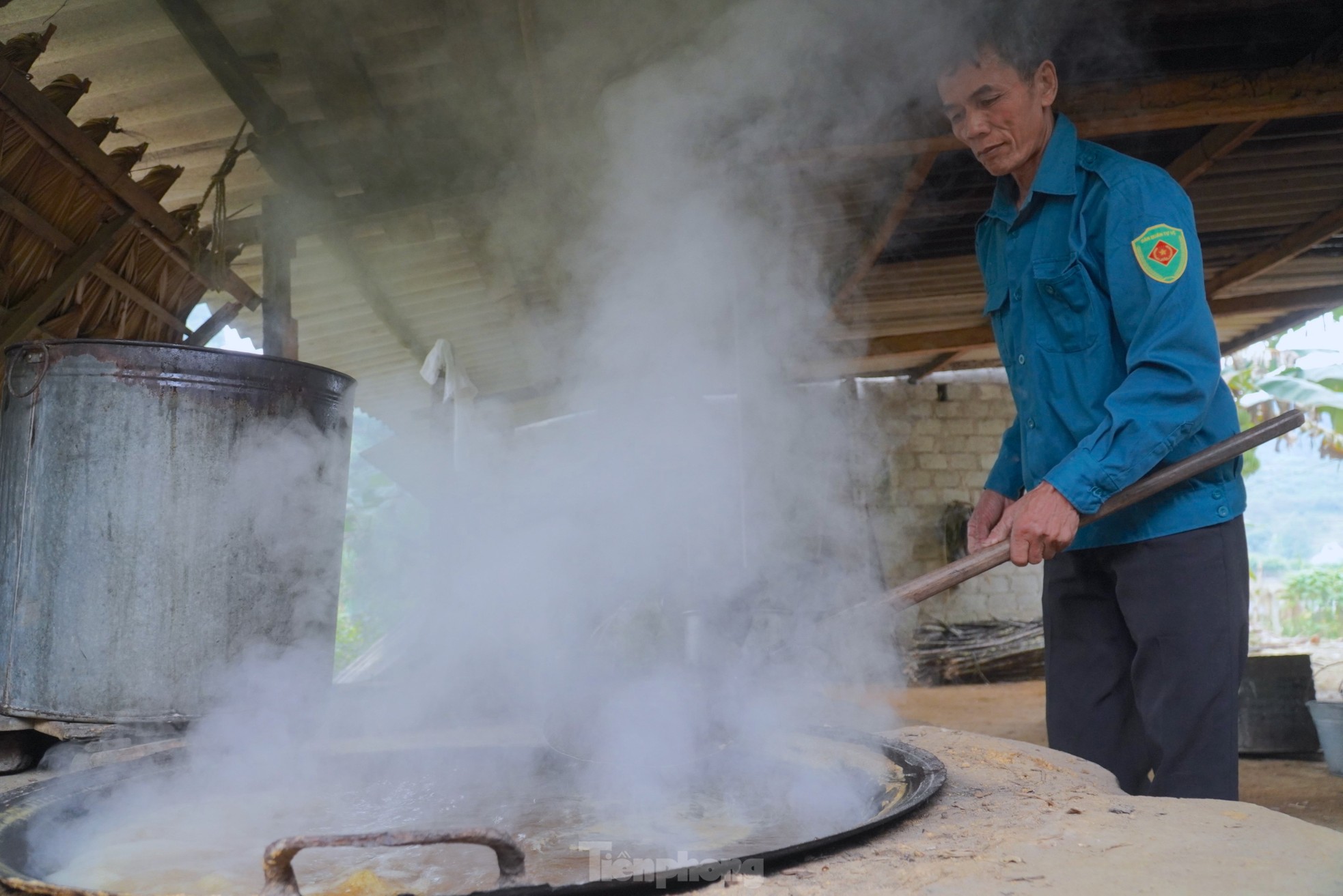 Cả làng đỏ lửa nấu mật ngày đêm vẫn 'cháy hàng' dịp Tết - Ảnh 4.