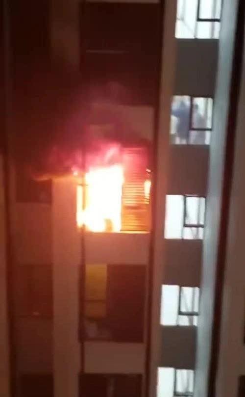 Nghi bắn pháo hoa gây cháy ở căn hộ tầng 10 tòa chung cư ở Hà Nội - Ảnh 2.