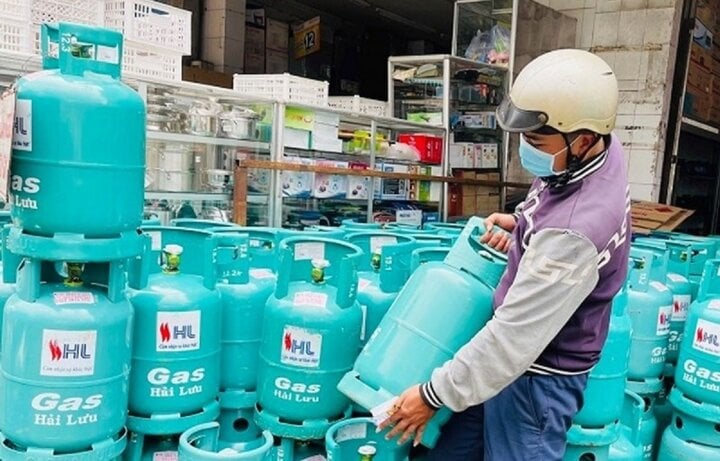 Giá xăng, gas, thực phẩm tăng cao, người dân, doanh nghiệp oằn mình chống chịu - Ảnh 1.