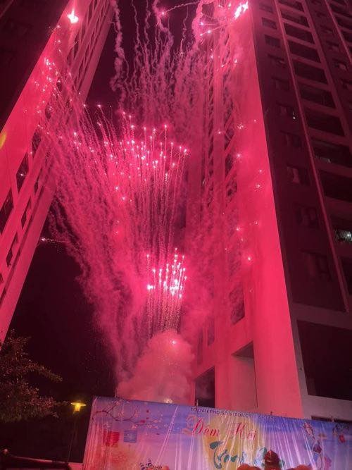 Nghi bắn pháo hoa gây cháy ở căn hộ tầng 10 tòa chung cư ở Hà Nội - Ảnh 1.