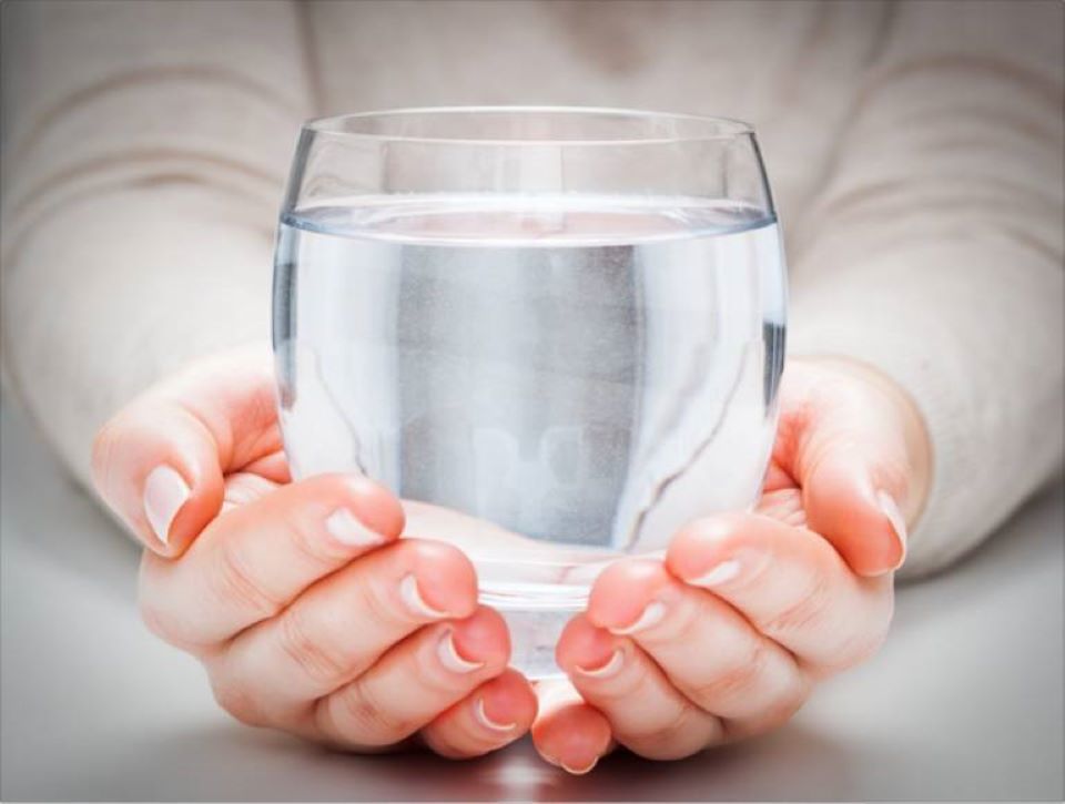 Sáng ngủ dậy chưa đánh răng uống nước ngay có tốt cho sức khoẻ không? - Ảnh 1. Sáng ngủ dậy chưa đánh răng uống nước ngay có tốt cho sức khoẻ không? - Ảnh 1.