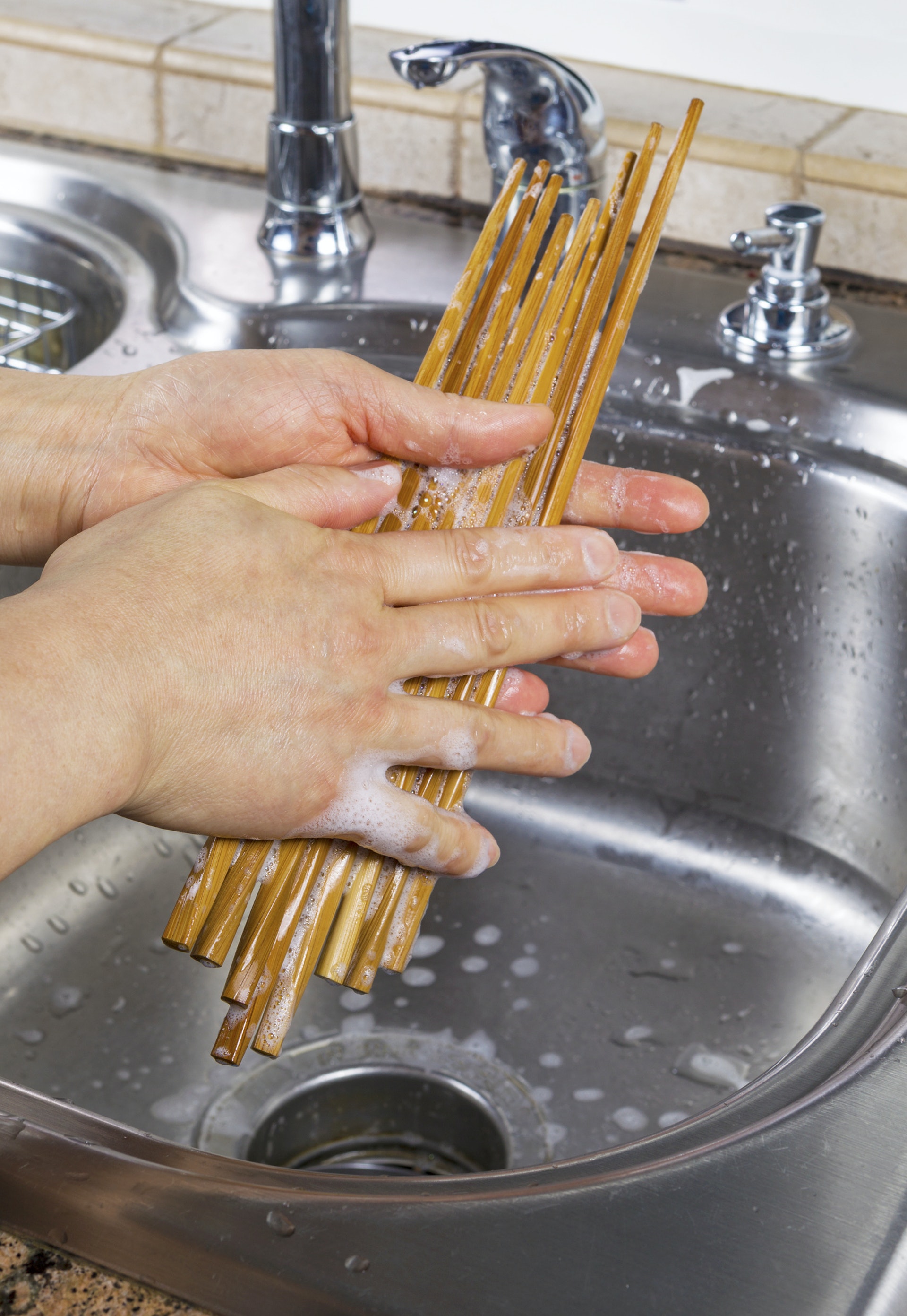 Bác sĩ cảnh báo cách rửa đũa cực nguy hiểm mà nhiều gia đình vẫn làm, đặc biệt là trong những ngày Tết - Ảnh 1. Bác sĩ cảnh báo cách rửa đũa cực nguy hiểm mà nhiều gia đình vẫn làm, đặc biệt là trong những ngày Tết - Ảnh 1.