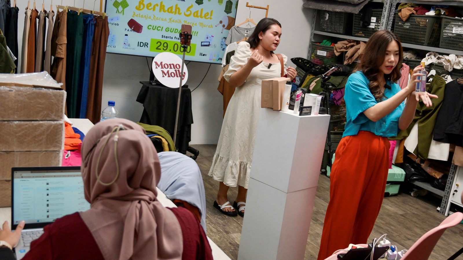 TikTok Shop bị cấm vì bán giá quá rẻ, chèn ép cửa hàng kinh doanh truyền thống: "Mộng làm giàu" chưa thành đã vỡ! - Ảnh 1. TikTok Shop bị cấm vì bán giá quá rẻ, chèn ép cửa hàng kinh doanh truyền thống: "Mộng làm giàu" chưa thành đã vỡ! - Ảnh 1.