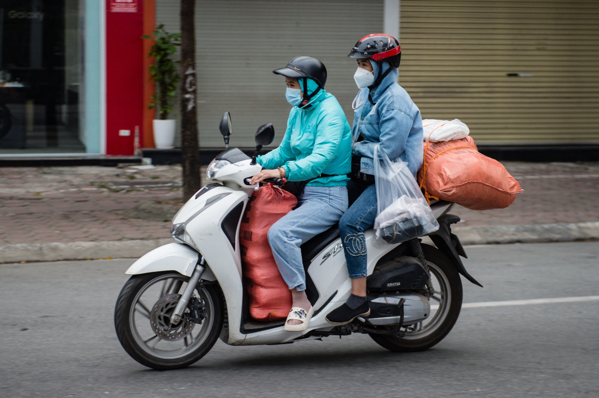 Hà Nội: Không khí lạnh tăng cường kèm mưa, người dân mặc thêm áo khoác ra đường - Ảnh 5. Hà Nội: Không khí lạnh tăng cường kèm mưa, người dân mặc thêm áo khoác ra đường - Ảnh 5.