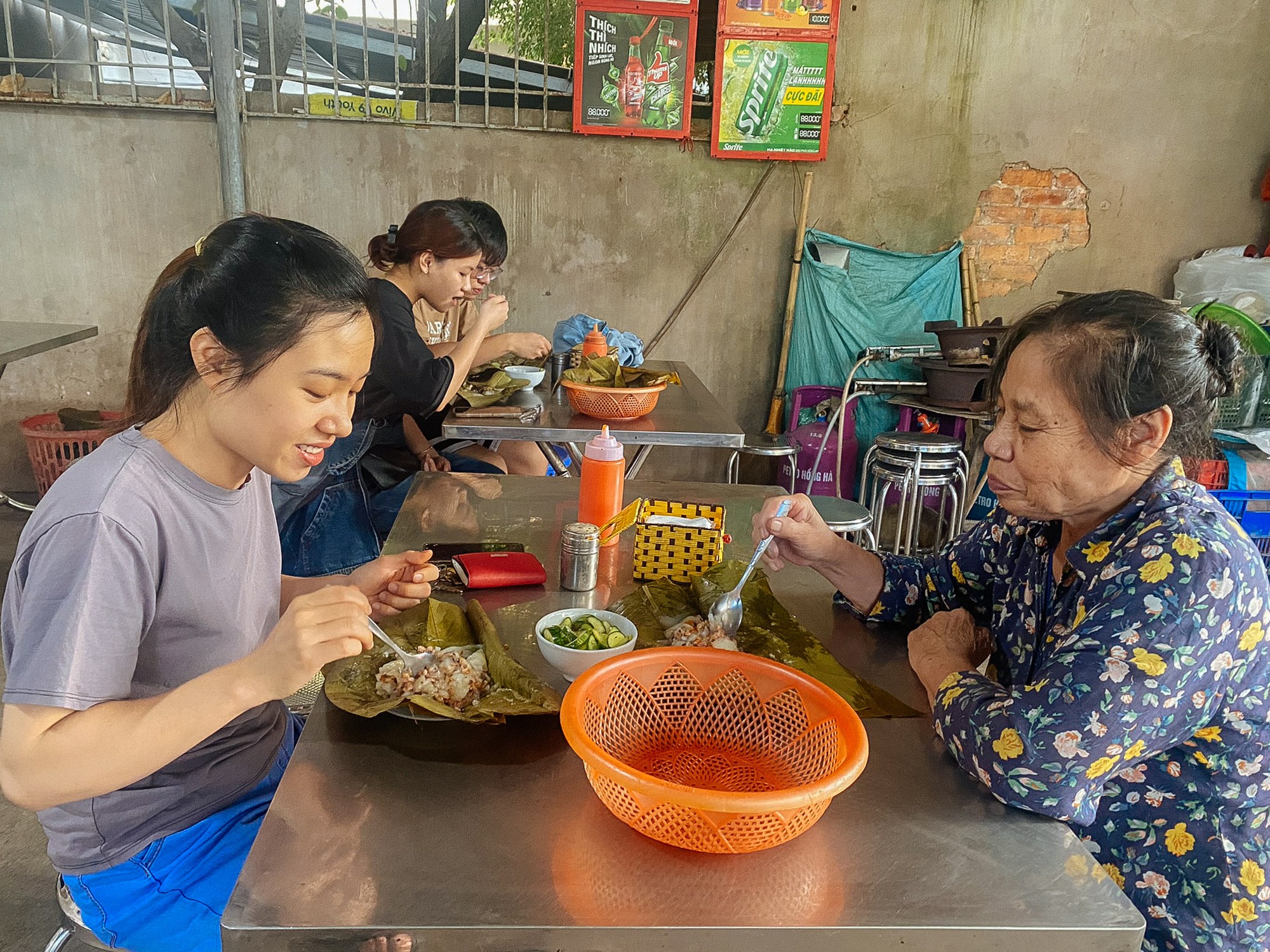 Hàng bánh giò có chỗ ngồi như rạp cưới, cô chủ tiết lộ bí mật hút khách của chiếc bánh 'nguyên thủy' - Ảnh 3. Hàng bánh giò có chỗ ngồi như rạp cưới, cô chủ tiết lộ bí mật hút khách của chiếc bánh 'nguyên thủy' - Ảnh 3.