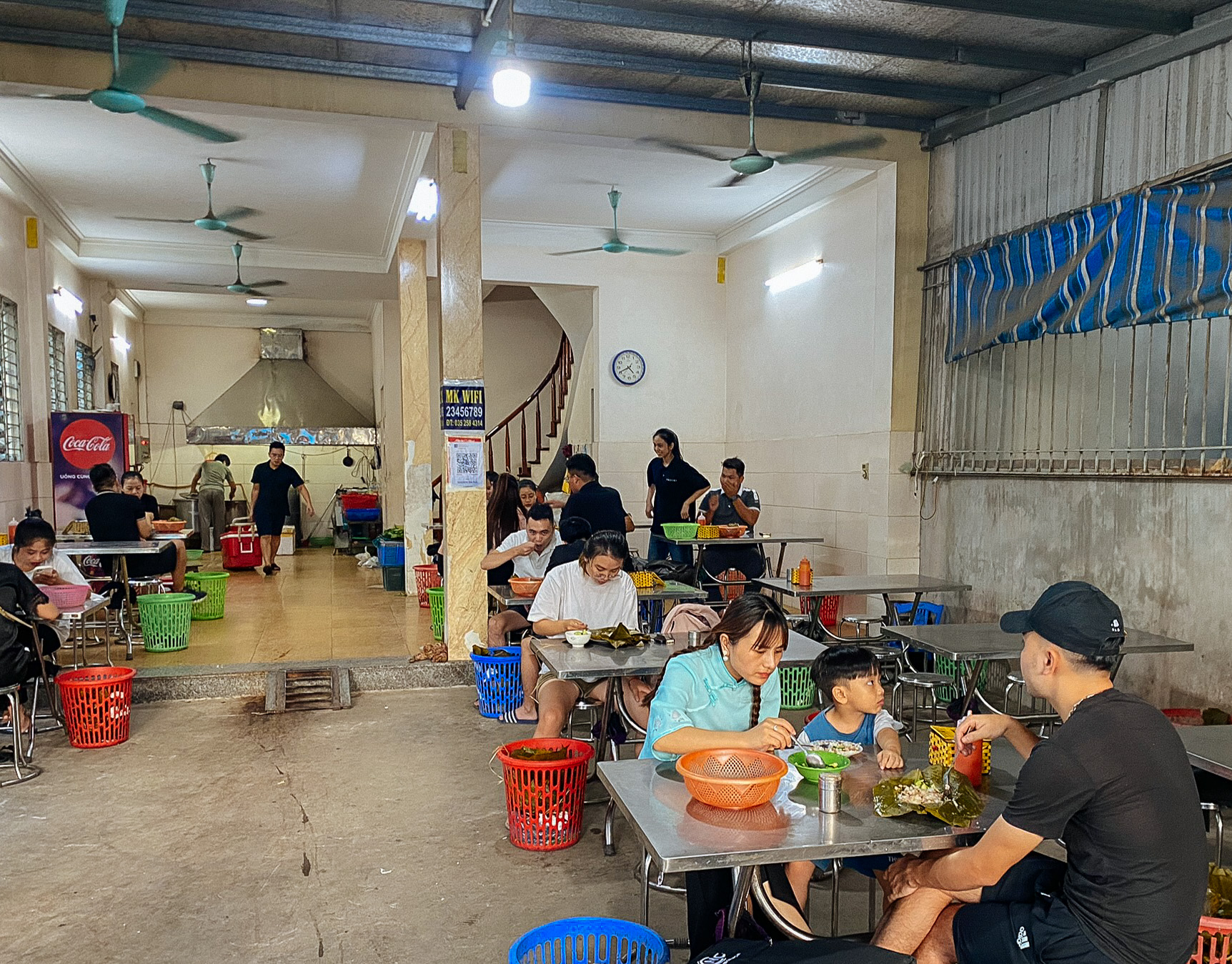 Hàng bánh giò có chỗ ngồi như rạp cưới, cô chủ tiết lộ bí mật hút khách của chiếc bánh 'nguyên thủy' - Ảnh 2. Hàng bánh giò có chỗ ngồi như rạp cưới, cô chủ tiết lộ bí mật hút khách của chiếc bánh 'nguyên thủy' - Ảnh 2.