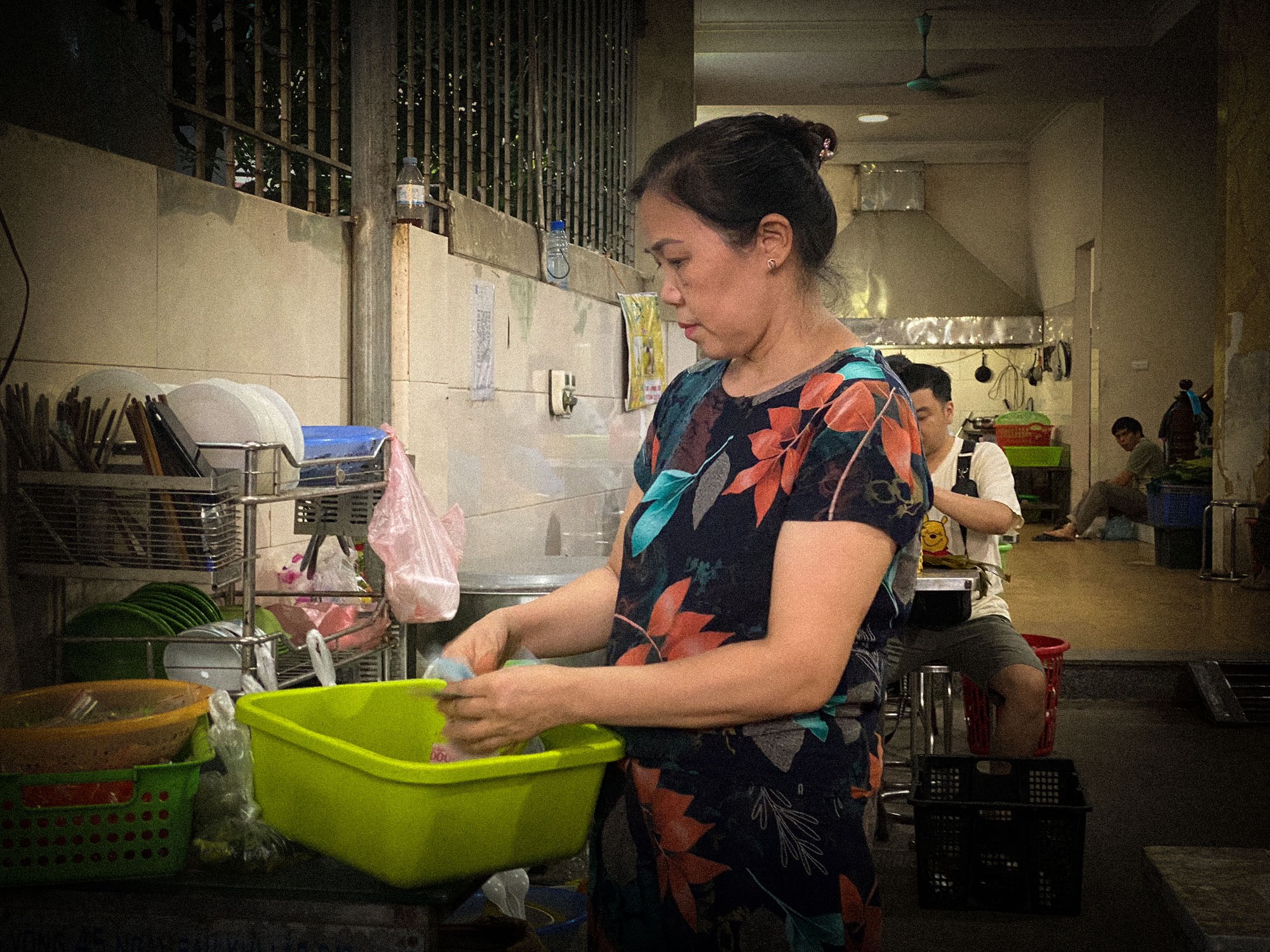 Hàng bánh giò có chỗ ngồi như rạp cưới, cô chủ tiết lộ bí mật hút khách của chiếc bánh 'nguyên thủy' - Ảnh 6. Hàng bánh giò có chỗ ngồi như rạp cưới, cô chủ tiết lộ bí mật hút khách của chiếc bánh 'nguyên thủy' - Ảnh 6.