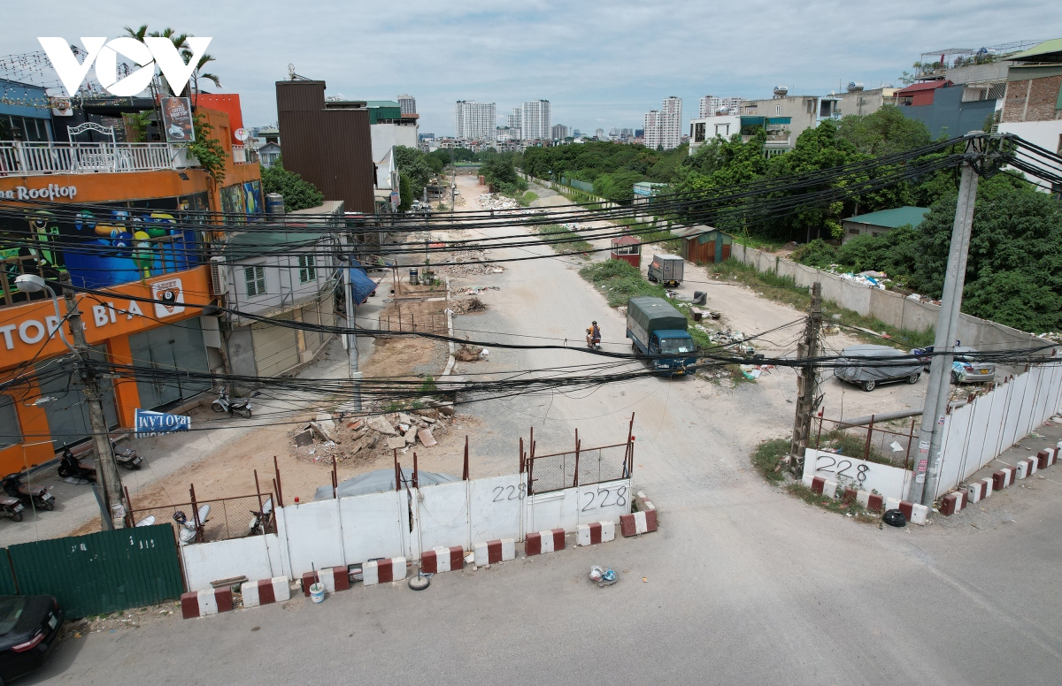 Tường rào thi công đoạn đường vành đai 2,5 gây khó cho người dân Hà Nội - Ảnh 4. Tường rào thi công đoạn đường vành đai 2,5 gây khó cho người dân Hà Nội - Ảnh 4.