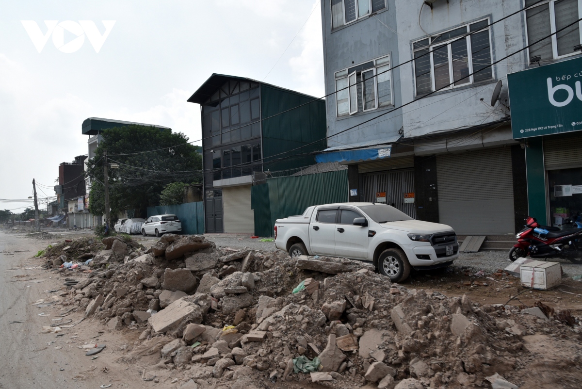 Tường rào thi công đoạn đường vành đai 2,5 gây khó cho người dân Hà Nội - Ảnh 7. Tường rào thi công đoạn đường vành đai 2,5 gây khó cho người dân Hà Nội - Ảnh 7.