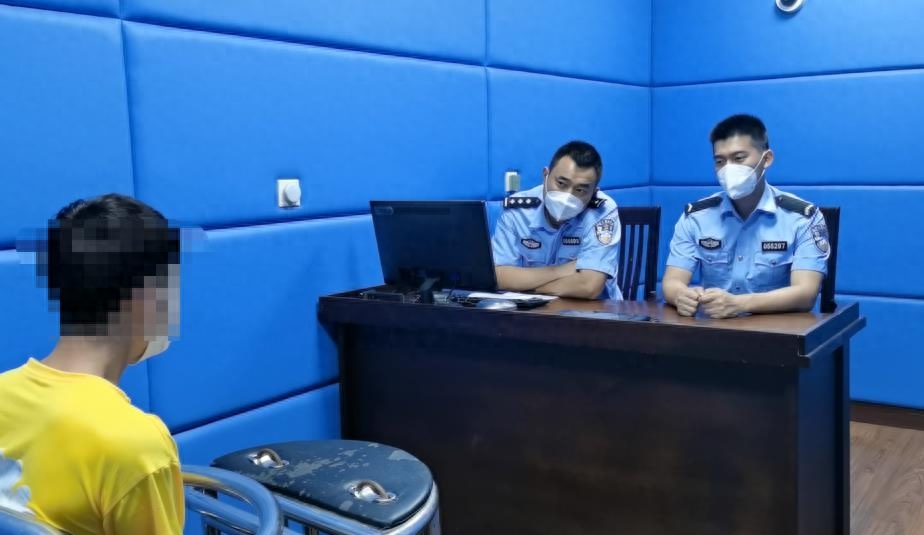 Xin cấp lại tài khoản ngân hàng, người đàn ông bất ngờ bị công an triệu tập: Đường dây mua bán hơn 500 thẻ ATM tiền tỷ bị phanh phui - Ảnh 2.