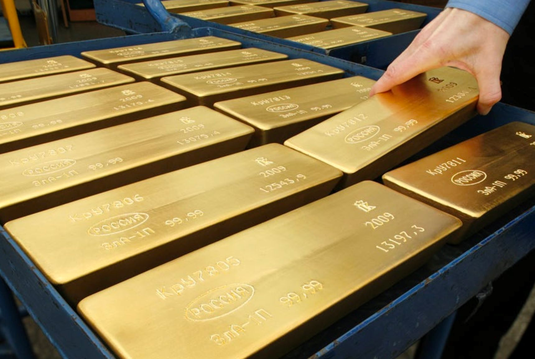 Các NHTW trên thế giới 'gom' hàng trăm tấn vàng, nỗ lực thực hiện kế hoạch 'phi đô la hoá' kho dự trữ ngoại tệ - Ảnh 1.