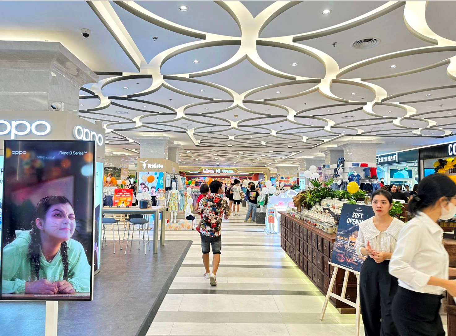 Ông chủ KIDO và cuộc chơi TTTM: Vạn Hạnh Mall “thu 10 đồng lãi 3 đồng”, Hùng Vương Plaza mới ra mắt đã được lấp đầy, doanh thu năm đầu ước tính 250 tỷ đồng - Ảnh 2.