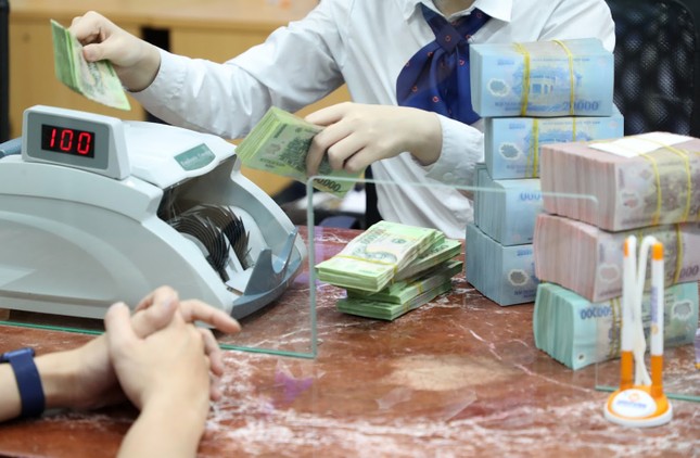 Ngược chiều lãi suất: Tiết kiệm giảm kỷ lục, cho vay vẫn 'neo' cao - Ảnh 1.