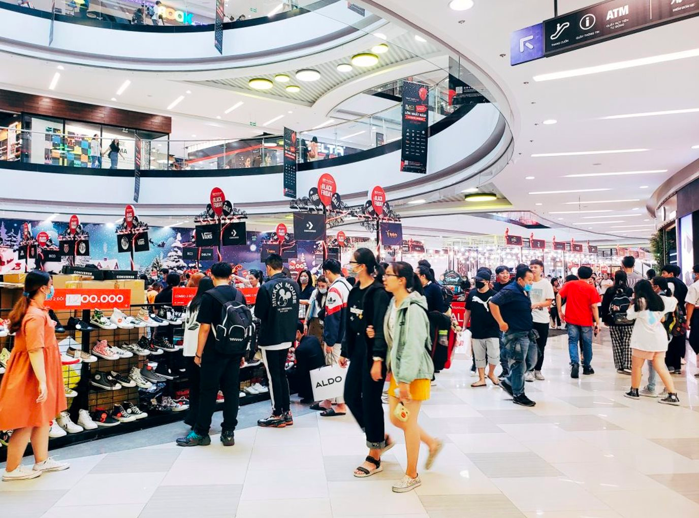 Ông chủ KIDO và cuộc chơi TTTM: Vạn Hạnh Mall “thu 10 đồng lãi 3 đồng”, Hùng Vương Plaza mới ra mắt đã được lấp đầy, doanh thu năm đầu ước tính 250 tỷ đồng - Ảnh 3.
