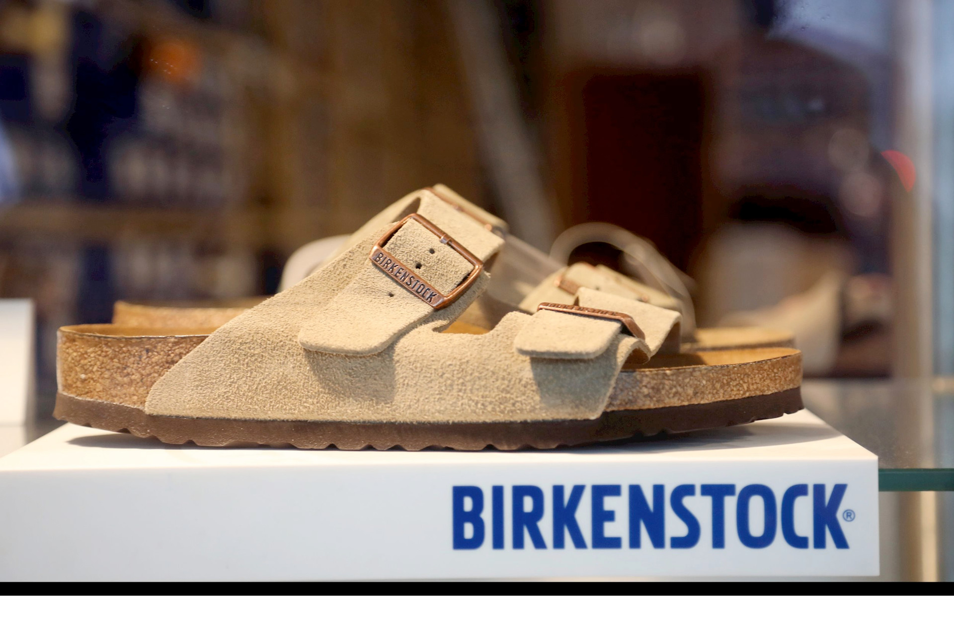 Đế chế dép lê ‘xấu’ trị giá tỷ USD: 1 năm bán 30 triệu sản phẩm, đến antifan cũng mua, CEO sở hữu tận 500 đôi vì quá ‘nghiện’ - Ảnh 1.