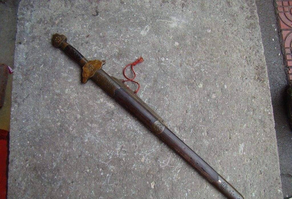 Lão nông cuốc đất đào trúng “thanh sắt gỉ” mang về nhà làm dao thái rau, 5 năm sau tiếc "đứt ruột" khi biết đó là “bảo vật”, trị giá hơn 3 tỷ đồng - Ảnh 2.