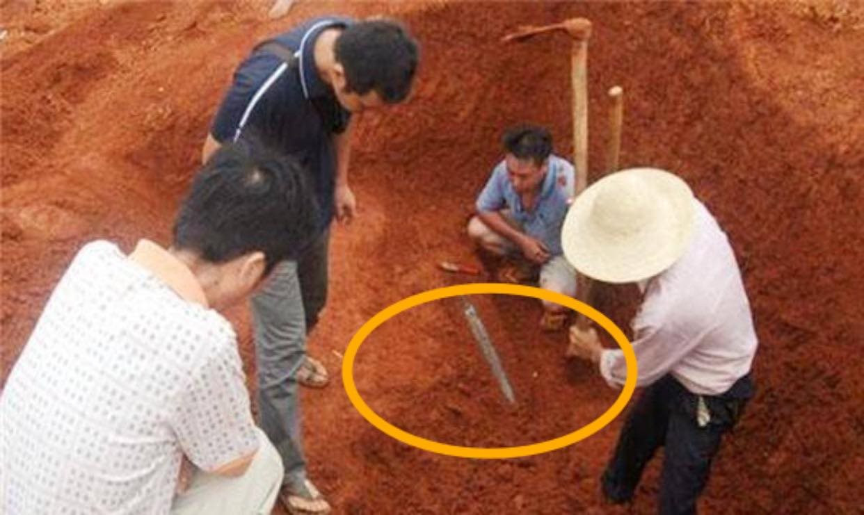 Lão nông cuốc đất đào trúng “thanh sắt gỉ” mang về nhà làm dao thái rau, 5 năm sau tiếc "đứt ruột" khi biết đó là “bảo vật”, trị giá hơn 3 tỷ đồng - Ảnh 1.