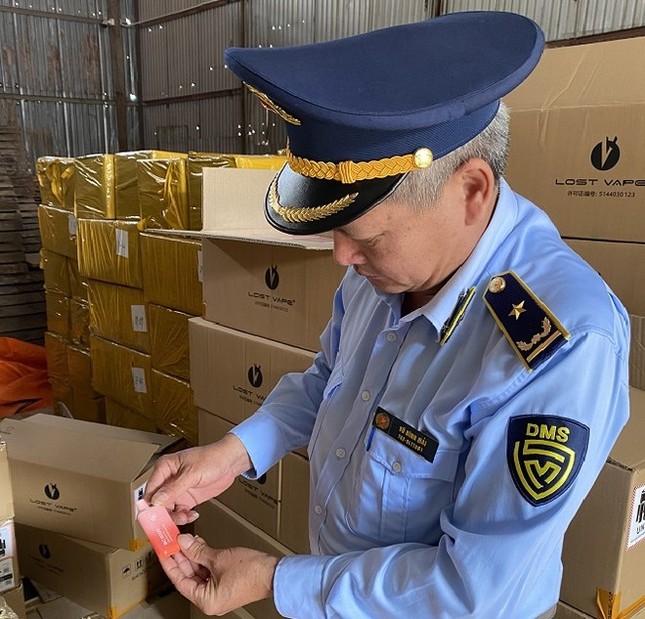'Đột kích' kho hàng ở Bắc Ninh chứa hơn 100.000 sản phẩm thuốc lá điện tử - Ảnh 1.