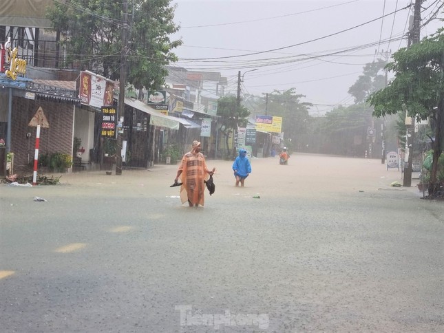 Thông tin mới nhất về đợt mưa khốc liệt ở miền Trung - Ảnh 1.